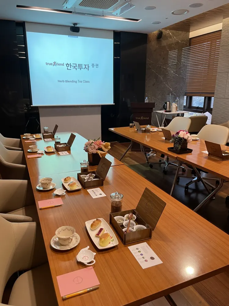 기업VIP행사 기업 회의실 티 클래스 테이블 세팅